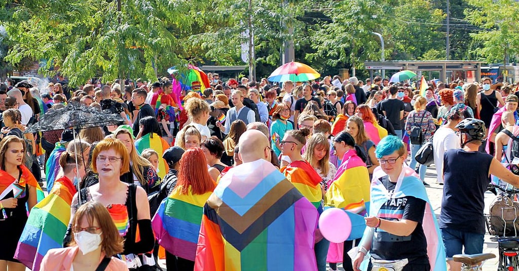 CSD-Teilnehmer 2021 am Steintor in Halle: Beim Christopher Street Day 2024 soll noch mehr Polizei vor Ort sein als in den vergangenen Jahren. Im Internet wird zu Gewalt gegen Teilnehmer aufgerufen.