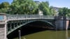 Brücken gibt es in Berlin viele. Die Admiralbrücke in Kreuzberg ist allerdings schmiedeeisern und nicht aus Spannbeton. (Archivfoto)