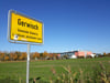 Der Ortseingang von Gerwisch von Woltersdorf aus mit Blick auf die Sporthalle Blau-Weiß. Dem Ortschaftsrat fällt es schwer, einen stellvertretenden Ortsbürgermeister zu finden.