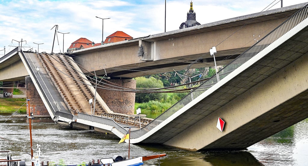 Blick auf den kaputten Teil der Dresdner Carolabrücke, der in die Elbe stürzte.