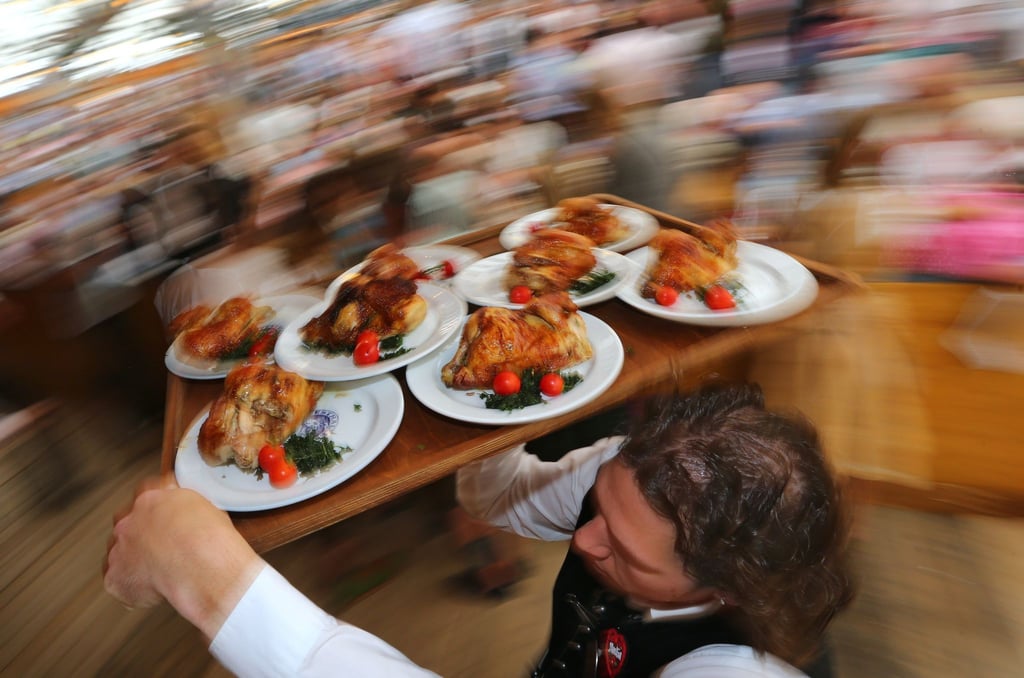Wirte wollen die Chancen zu mehr Ökoprodukten - etwa Bio-Hendl - auf dem Oktoberfest prüfen. (Archivfoto)