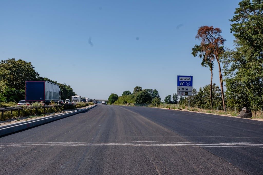 Auf der Bundesautobahn 9 zwischen Dessau und Coswig wird seit einiger Zeit gebaut. Daher kommt es hier auch nachts zu Vollsperrungen.
