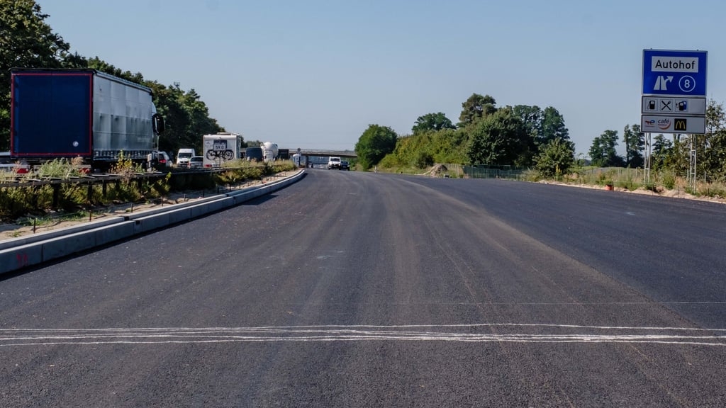 Auf der Bundesautobahn 9 zwischen Dessau und Coswig wird seit einiger Zeit gebaut. Daher kommt es hier auch nachts zu Vollsperrungen.