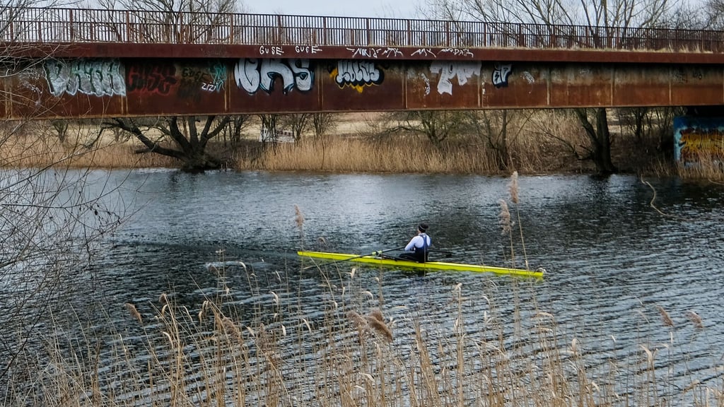 Am Kanal zwischen Halle-Neustadt und Pulverweiden soll ein nackter Mann zwei Frauen belästigt haben.