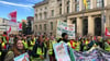 Mehrere hundert Mitarbeiter städtischer Kitas protestierten am Donnerstagmorgen vor dem Berliner Landesparlament.