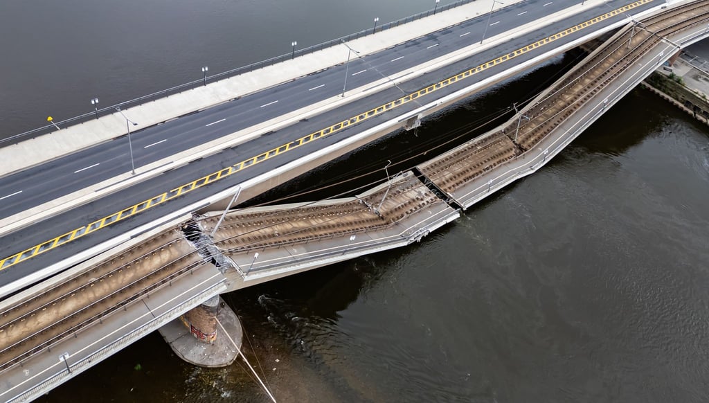 Teile der Carolabrücke über der Elbe sind eingestürzz.