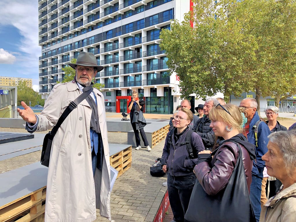 Der Kasseler Professor für Stadtplanung, Harald Kegler, hat Gäste des Festivals bei einem „neoromatischen Stadtrundgang“ durch Neustadt geführt.