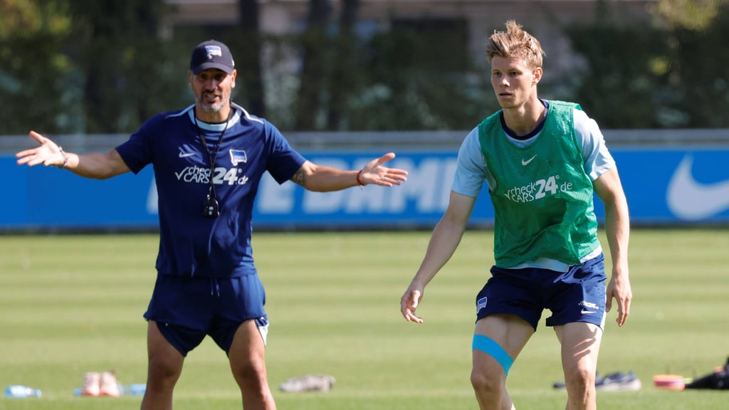 Hertha-Stürmer Luca Schuler mit Trainer Cristian Fiel beim Training in Berlin.