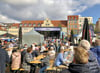 Tausende Besucher feierten im vorigen Jahr das zwölfte Zeitzer Zuckerfest in der Innenstadt. Wenn nur ein Teil von ihnen ein Unterstützerbändchen kaufen würde, wäre die Finanzierung des Festes einfacher. 