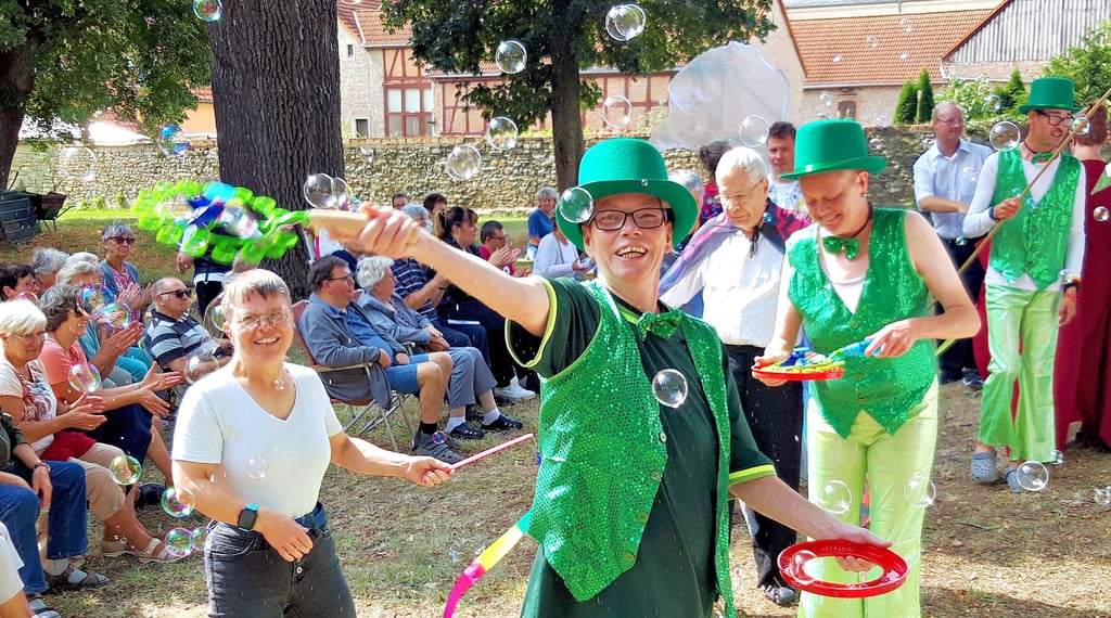 Gute Stimmung beim Auftritt der „Comedia (Cl)Gaudius“ aus Oschersleben auf dem Kirchhof in Wanzleben.