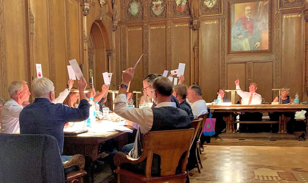 CDU- und AfD-Räte stimmen im Stadtrat von Köthen gegen die von der Verwaltung eingebrachte Reform der Hauptsatzung.