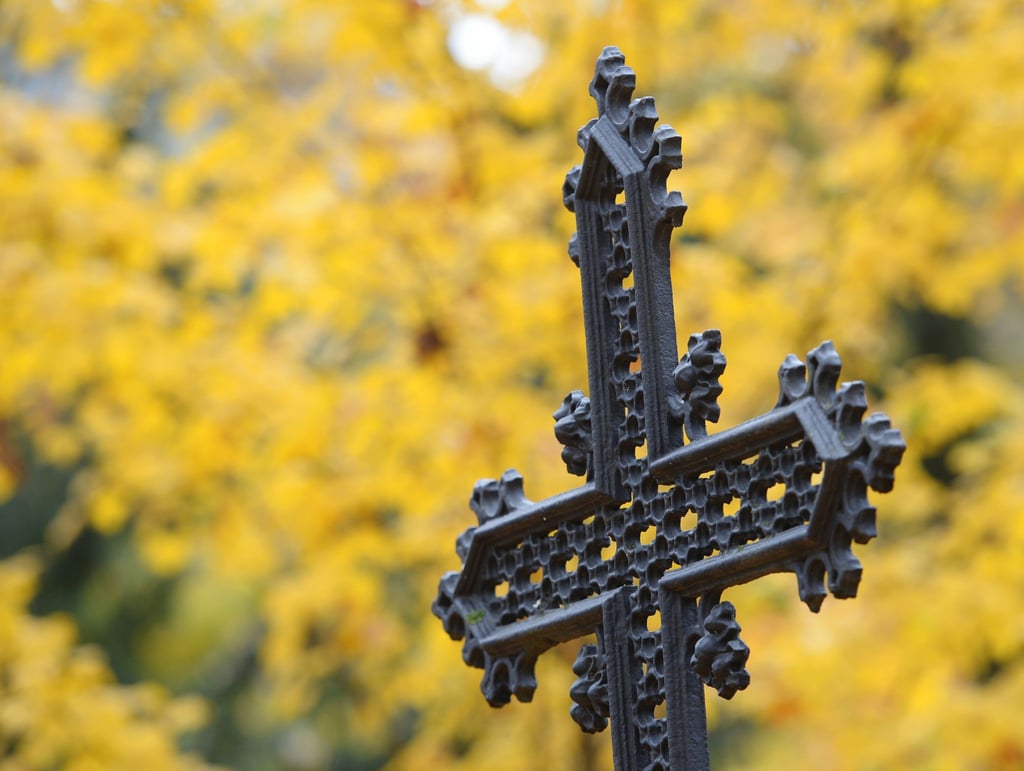 Unbekannte stahlen Gegenstände von einem Friedhof. (Symbolbild)