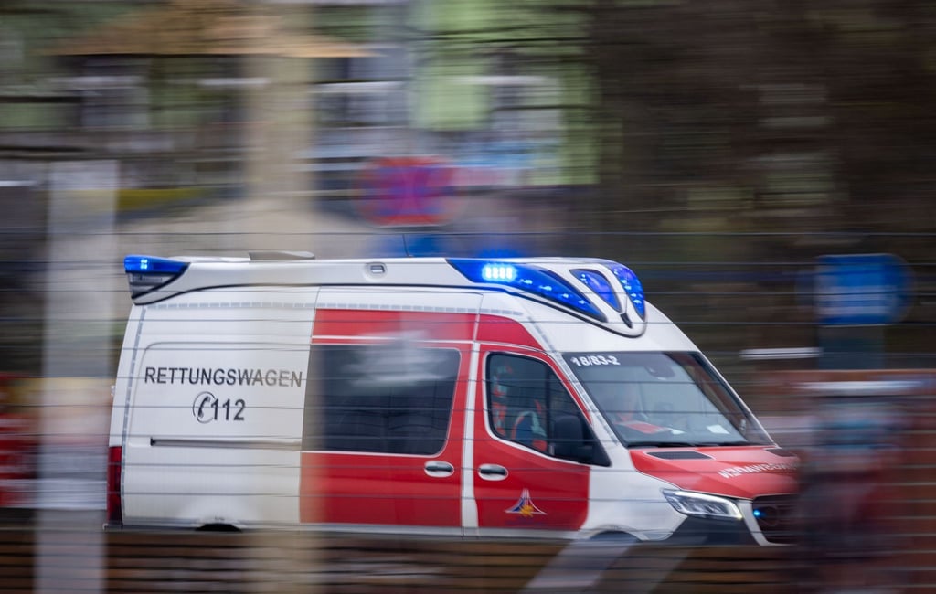 Der Mann wurde nach dem Sturz noch in ein Krankenhaus gebracht. (Archivbild)