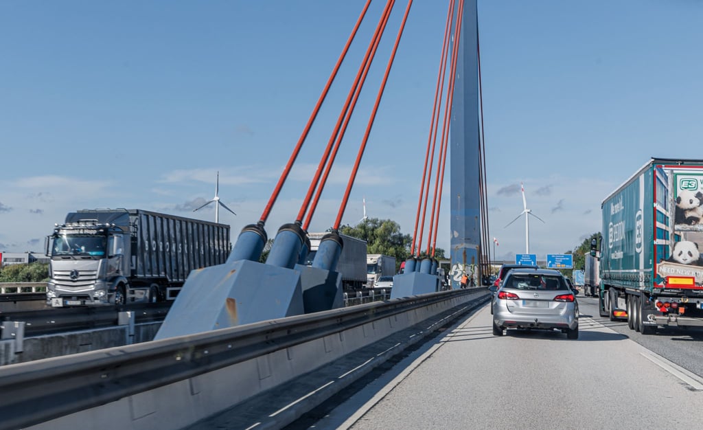 Für eine genauere Untersuchung von Schäden an der Norderelbbrücke ist am Freitag jeweils eine Spur der A1 in Richtung Bremen und Lübeck gesperrt.