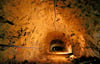 Blick in einen der unterirdischen Hohlräume der Klosterwerke. Das verzweigte Tunnelsystem war ab August 1944 von Zwangsarbeitern in den Felsen unter dem Eichenberg in Blankenburg getrieben worden. Inzwischen ist es bis auf einen 50-Meter-Abschnitt mit Beton verfüllt. 