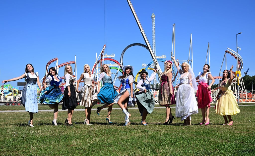 Blau, Gelb oder Rot? Bei der Farbwahl können Dirndlträgerinnen ganz nach dem eigenen Geschmack gehen. Hier die Oktoberfest Dirndl-Trends beim Dirndlgipfel 2024 vor der Achterbahn auf der Theresienwiese.