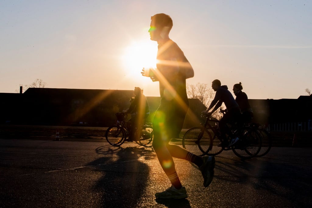 Spaß an der Bewegung: Damit Fußgänger und Radler gesund und sicher unterwegs sind, erfordert es umsichtiges Verhalten von allen Seiten.