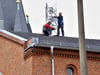 Erst im November vergangenen Jahres hatten Sirenenmonteuere die Sirene auf das Dach der Diesterwegschule in Bernburg angebracht.