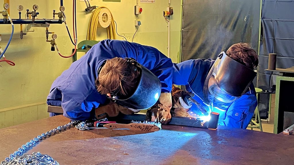 Die angehenden Industriemechaniker Lukas Sporner und Fabian Görner beim Schweißen. 4.000 Azubis wurden im Bildungszentrum in 30 Jahren ausgebildet.