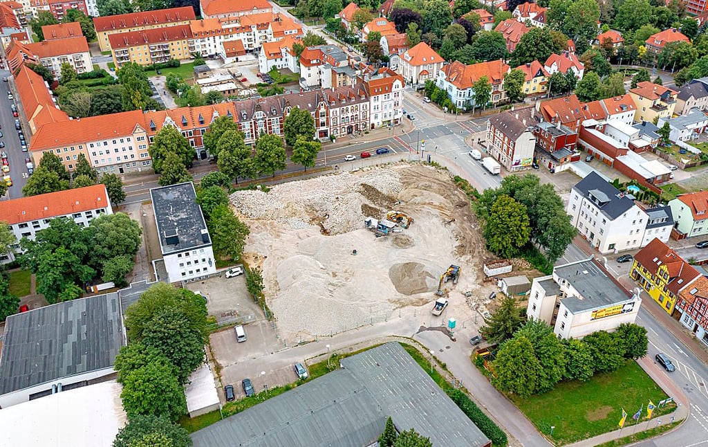 Blick auf das einstige Klubhaus-Areal in Halberstadt. Das Schreddern der Baumaterialien ist inzwischen abgeschlossen.