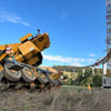 An der Brückenbaustelle in Kleinheringen ist ein Baukran umgekippt. Weshalb, das ist noch unklar. 