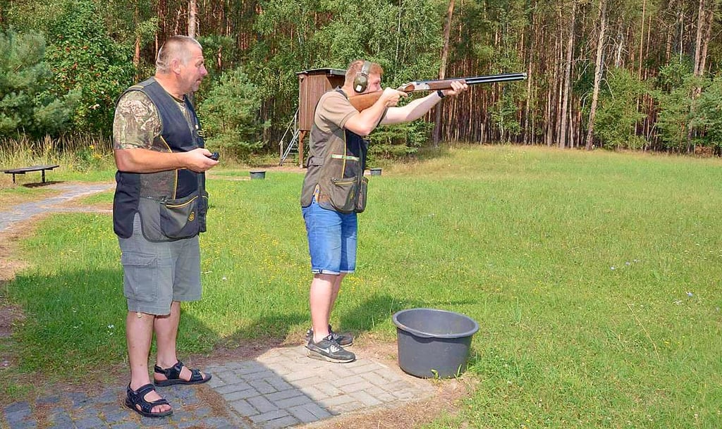 Peter und Richard Hertel bei Schießübungen.