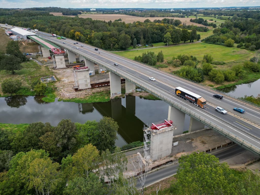 Die alte Muldebrücke wurde Anfang der 1970er Jahre gebaut, und Ihr Zustand hat sich den Angaben zufolge vor allem wegen des gestiegenen Verkehrs deutlich verschlechtert. (Archivbild)
