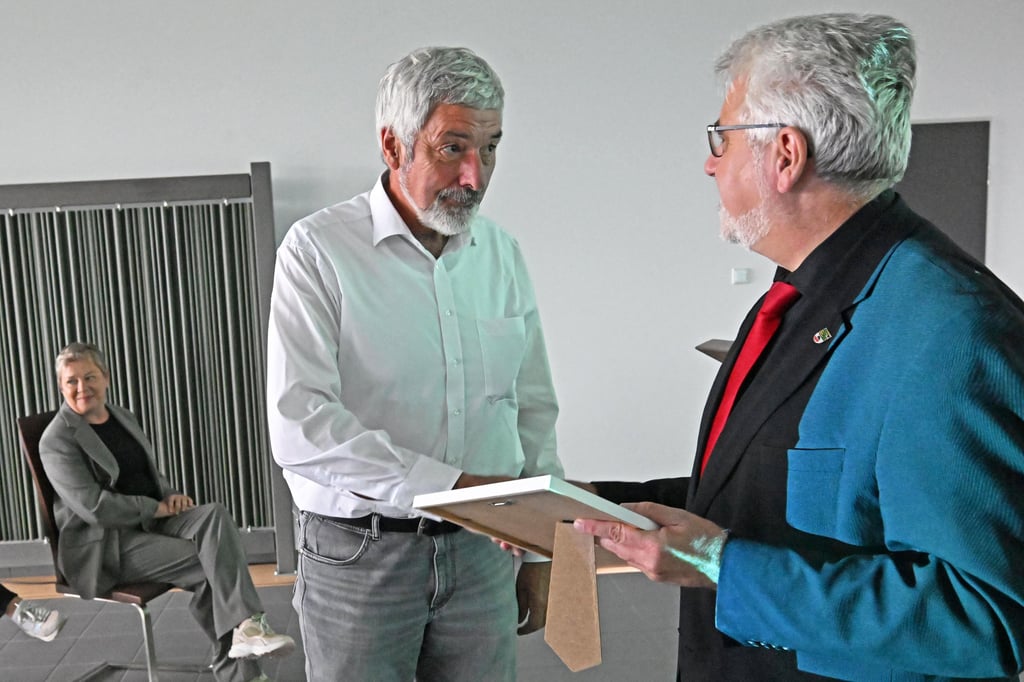 Holger Sasse erhält von Minister Willingmann den Aura-Award.