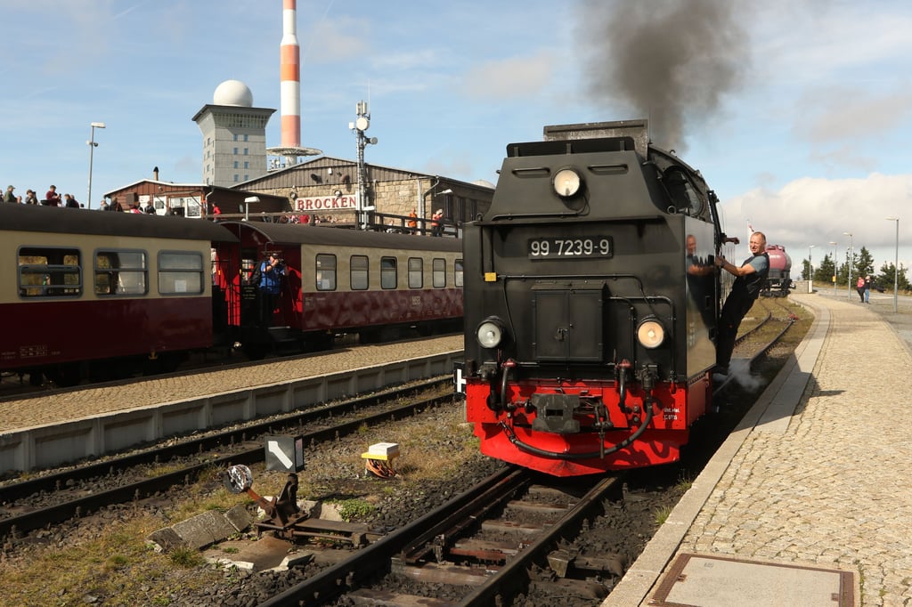 Ein Sonderzug der Harzer Schmalspurbahn GmbH wird von der Malletlok 99 5906 gezogen.
