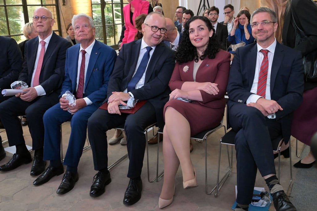 Der M100 Media Award wurde in Potsdam an Polens Ministerpräsident Donald Tusk und die Präsidentin des Kosovo, Vjosa Osmani-Sadriu, verliehen.