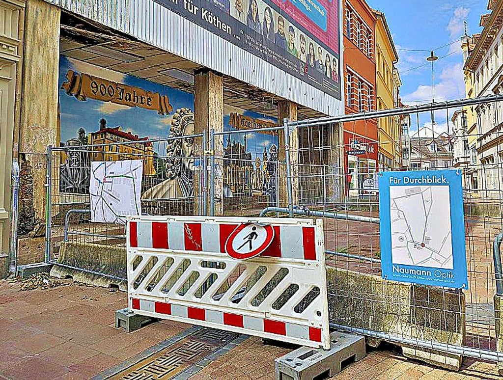 Die Fußgängerzone am ehemaligen Möbelkaufhaus in der Schalaunischen Straße in Köthen ist gesperrt.