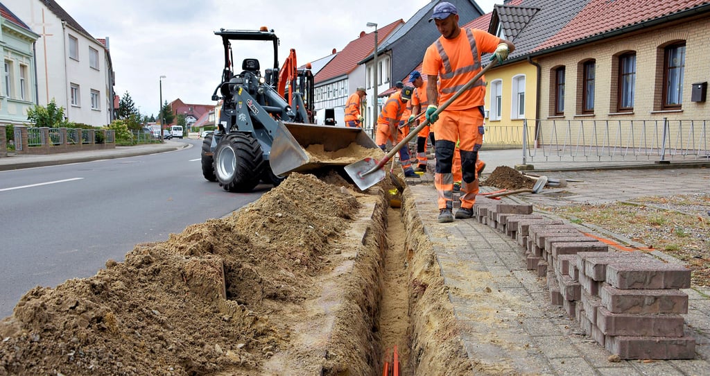 In dieser Woche fanden unter anderem die Tiefbauarbeiten zum Glasfaserausbau an der Ernst-Thälmann-Straße statt.