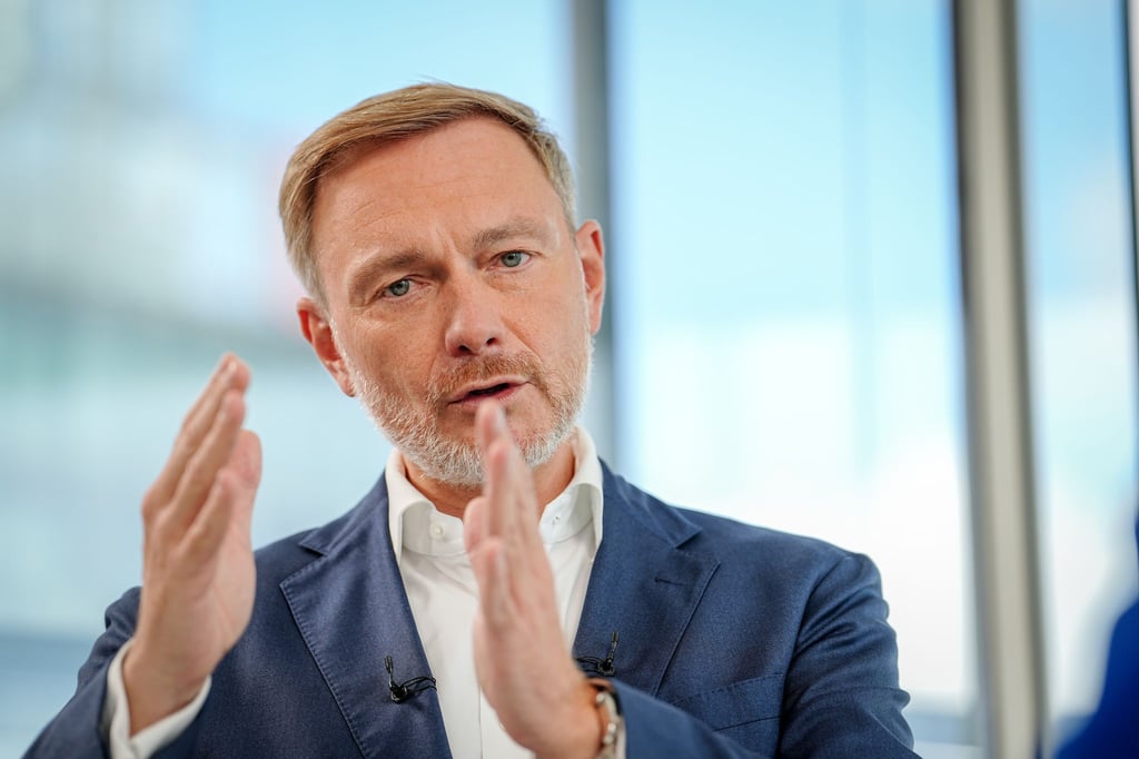 Seit sie sich telefonisch krankschreiben lassen können, fehlten mehr Menschen im Job, meint Lindner. (Archivbild)