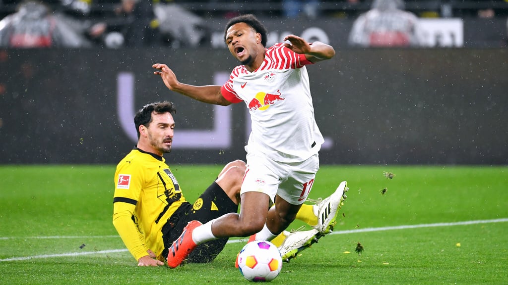 Rot, aber nur ein Spiel Sperre: Mats Hummels gegen Lois Openda.