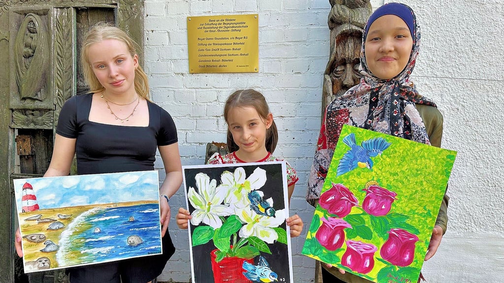 Marlene Herrmann, Emilia Kazarovec und Omolbanin Khosh Deel (v.l.) haben die Siegerbilder des Malsommers gemalt.