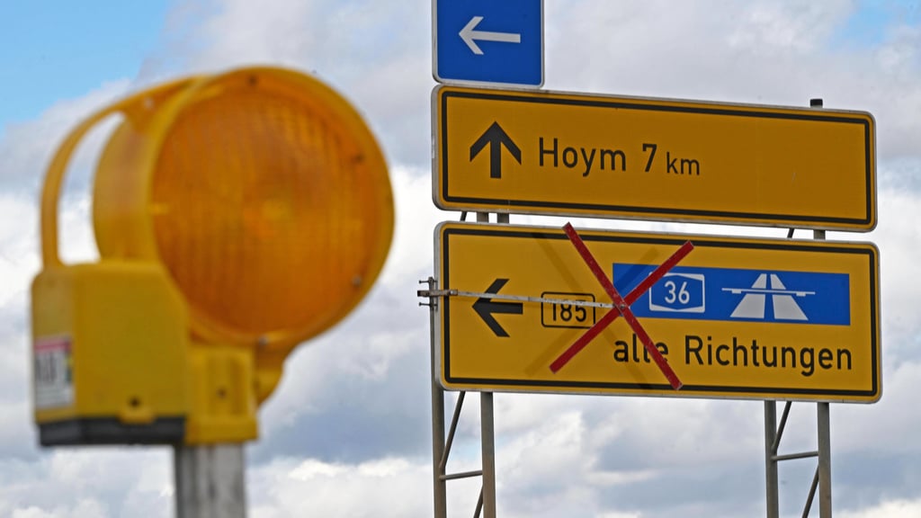 Wegen Fahrbahnsanierungsarbeiten auf der B185 ist die Anschlussstelle Aschersleben West voll gesperrt.