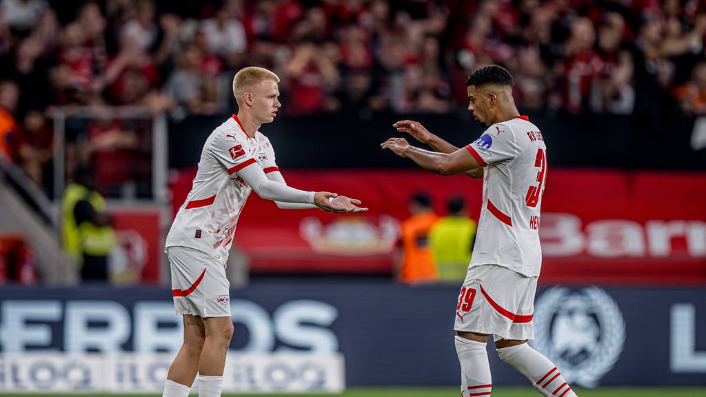 Arthur Vermeeren (l.) bei seinem Debüt für RB Leipzig gegen Leverkusen.
