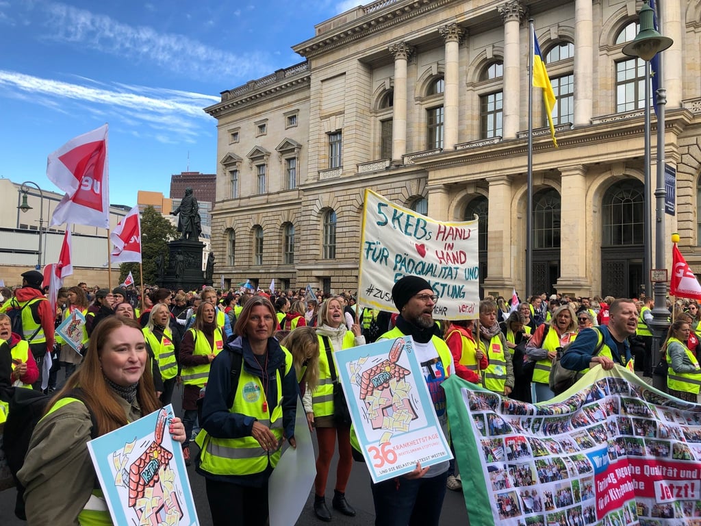 Mehrere hundert Mitarbeiter städtischer Kitas protestierten am Donnerstagmorgen vor dem Berliner Landesparlament.