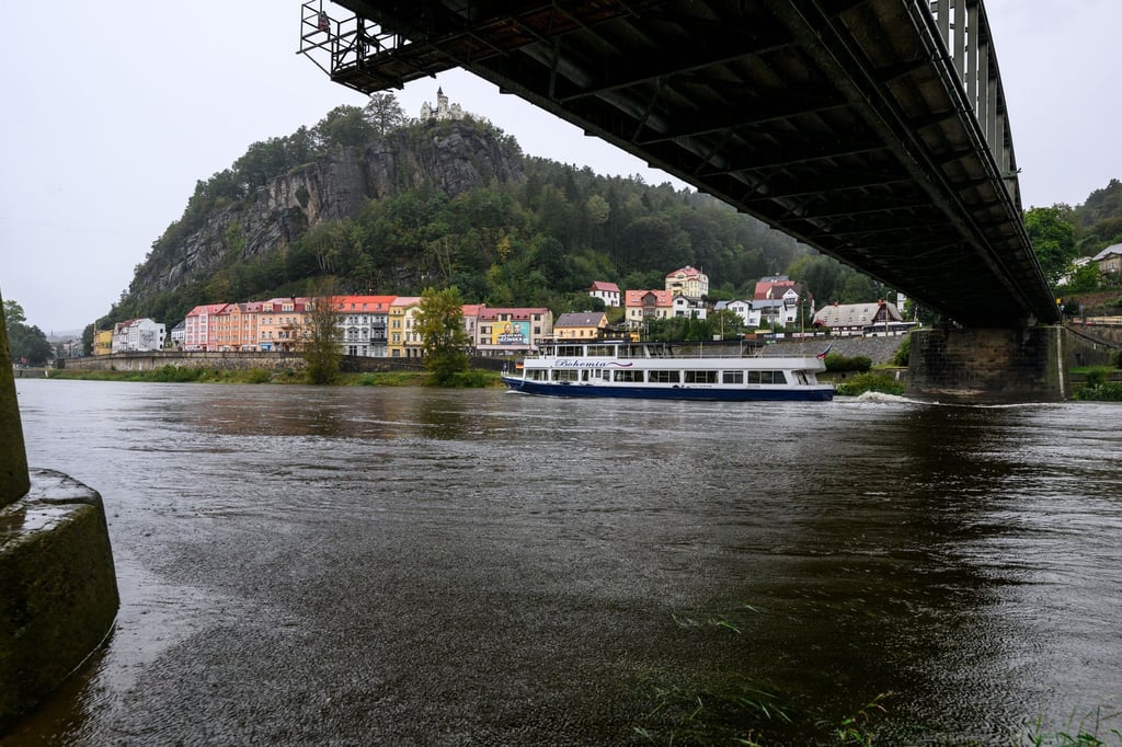 Die Elbe steigt momentan aufgrund massiver Regenfälle stark an.