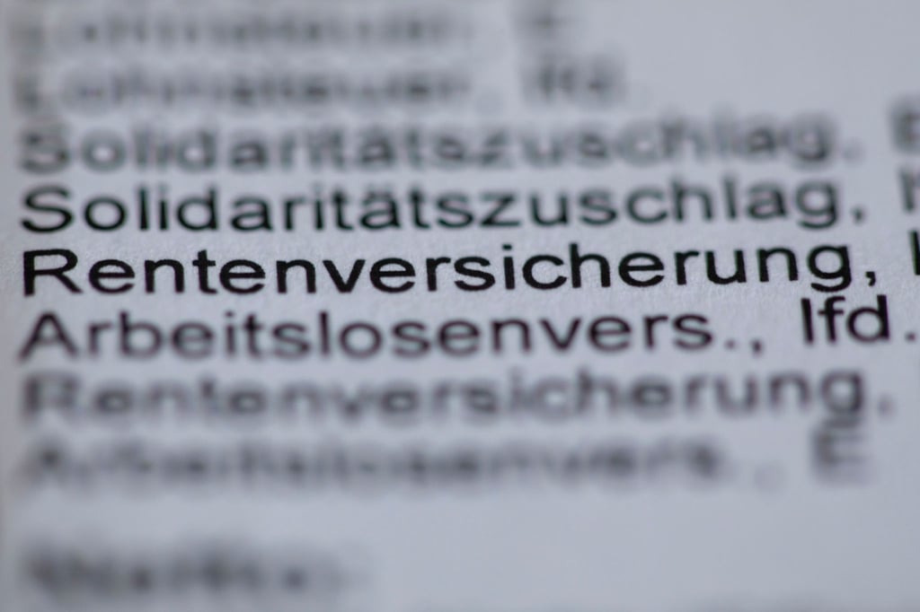 Die Beitragsbemessungsgrenze in der Rentenversicherung liegt aktuell bei 7550 Euro im Westen und 7450 Euro im Osten - künftig soll sie deutlich steigen auf 8050 Euro im Monat. (Symbolbild)