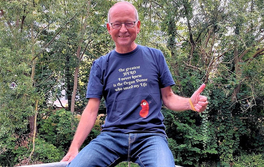 Der 56-jährige Andreas Mietz in einem T-Shirt, das seinen unbekannten Nieren-Spender würdigt