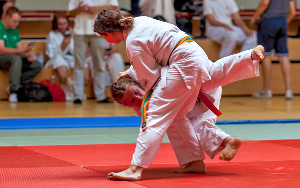 Alana und Melina liefern sich beim Judoturnier ein vereinsinternes Duell.