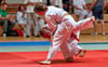 Alana und Melina liefern sich beim Judoturnier ein vereinsinternes Duell. 