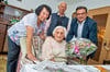 Naumburgs OB Armin Müller (r.)  gratuliert Louise Kutschbach zum 106. Geburtstag. Mit dabei: Kutschbachs Tochter Hannelore und deren Mann Oltwig.