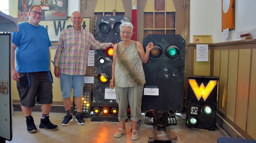 Sven Fischer sarniert gemeinsam mit der Familie Stück für Stück den Eickendorfer Bahnhof. Platz für ein kleines Museum seiner Sammlung hat sich auch gefunden.