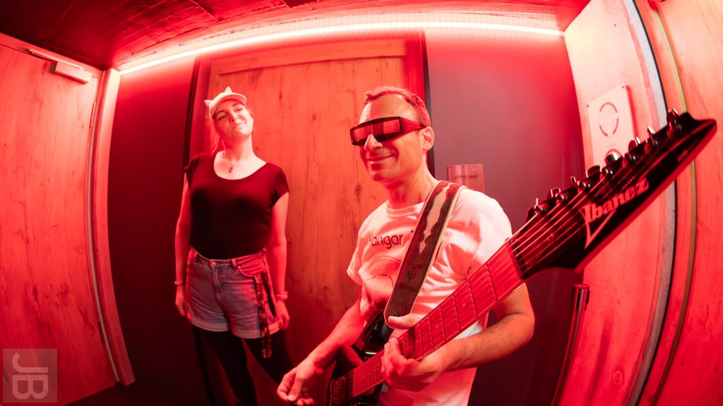Davit Drambyan und DJane Solar Cat sind an zwei Abenden im Planetarium mit psychedelischen und spacigen Klängen zu erleben.