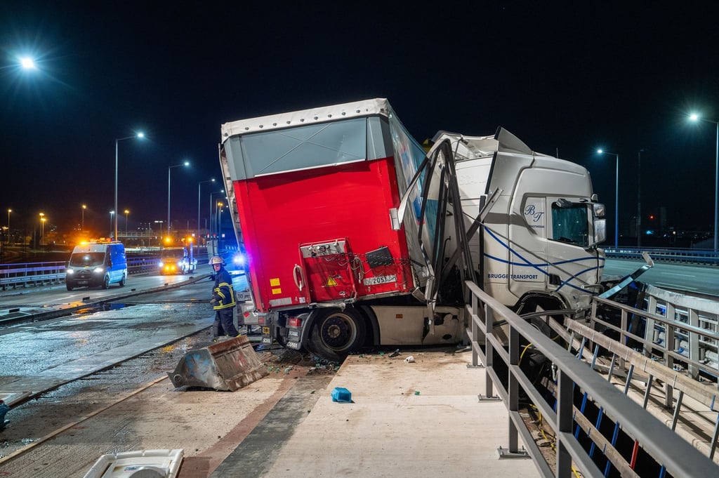 Am frühen Freitagmorgen liegt ein schwer beschädigter Lastwagen auf der A7.
