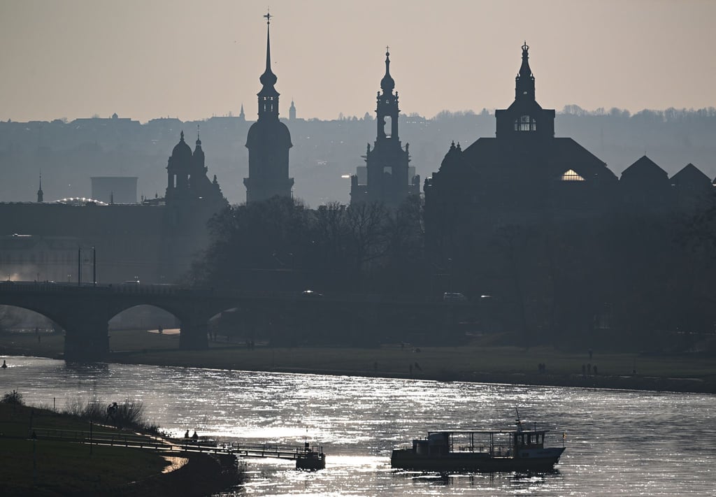 Hochwasser an der Elbe erwartet: Eine Fähre in Dresden-Johannstadt stellt den Betrieb vorsorglich ein. (Archivbild)