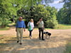 Kai Wiebensohn (r.) informiert Hermann Onko Aeikens und Felicitas Remmert vom "Gartenträume"-Verein über die Situation im Quedlinburger Brühl.