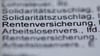 Die Beitragsbemessungsgrenze in der Rentenversicherung liegt aktuell bei 7550 Euro im Westen und 7450 Euro im Osten - künftig soll sie deutlich steigen auf 8050 Euro im Monat. (Symbolbild)